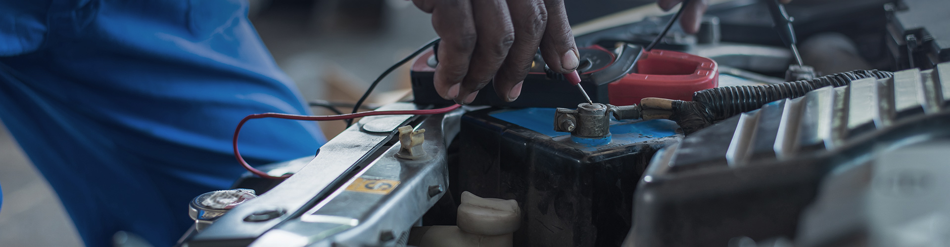 Gli esperti del controllo qualità testano le prestazioni della batteria JUJIANG POWER